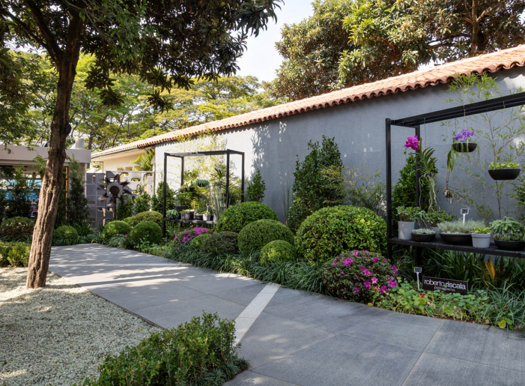Piso Solo Levigato Solarium nas cores moka e branco, em projeto do paisagista Roberto Riscala