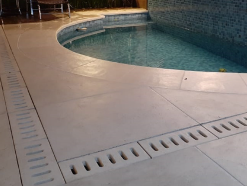 Imagem do piso cimentício New Rock Solarium em borda de piscina.