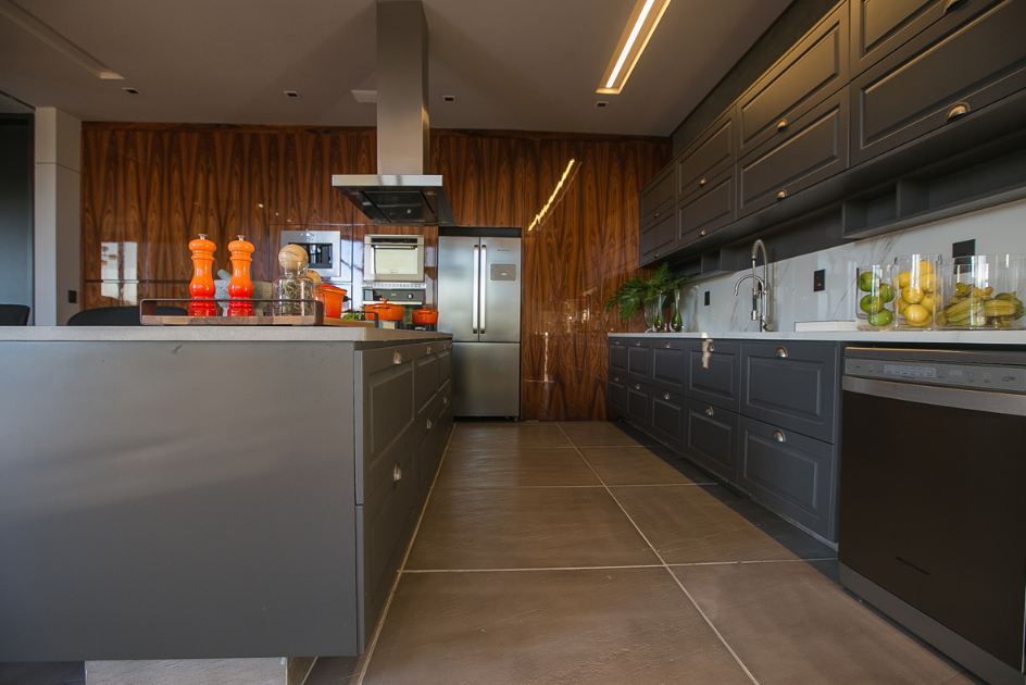 Imagem do piso cimentício NewRock aplicado em cozinha interna.