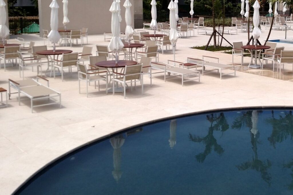 Imagem aplicação Solarium piscina orgânica.