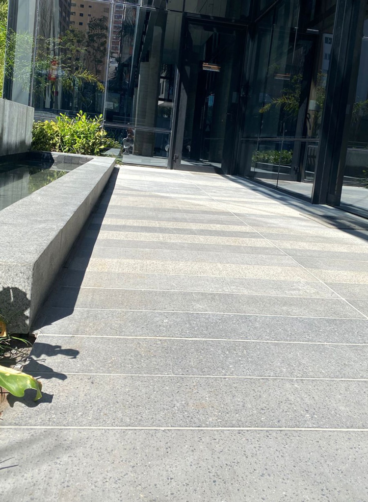 Imagem de aplicação de revestimento para calçadas.