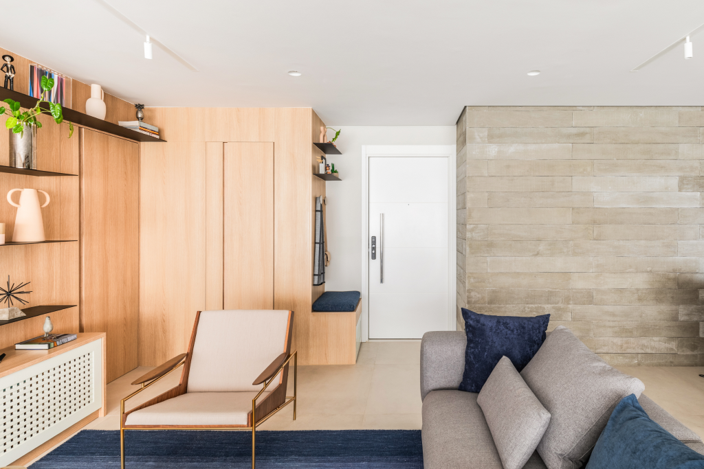 Imagem com aplicação de concreto ripado em ambiente interno.