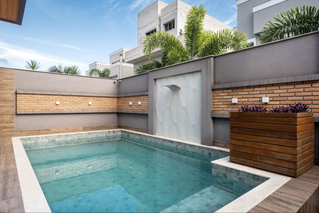 Imagem de piscina - área externa com revestimento de parede Joá Solarium.